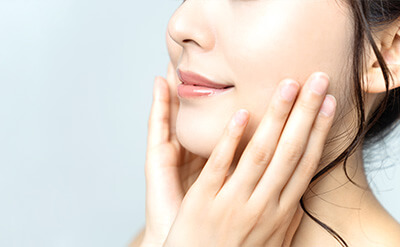 肌に触れる女性の画像