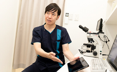 話かける院長の画像